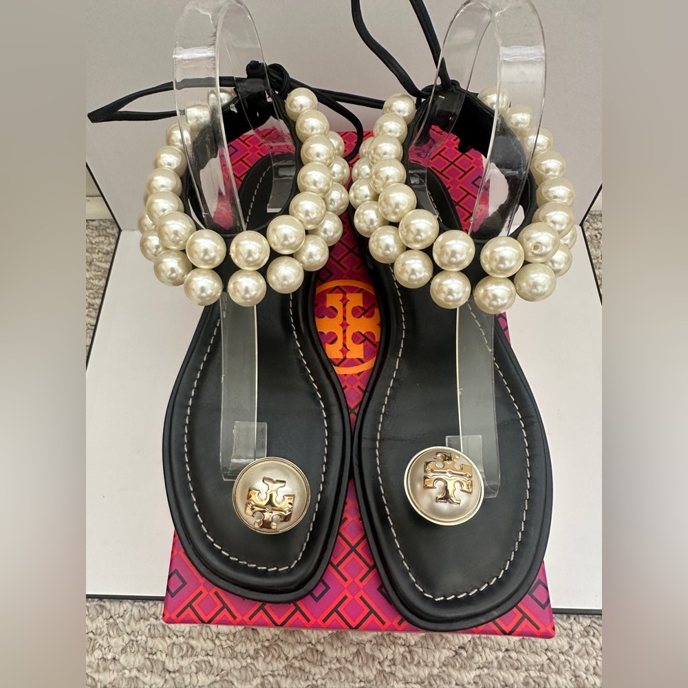 Tory Burch Melody black leather sandals gold-tone hardware pearl accents Sz 38 - Picture 8 of 11